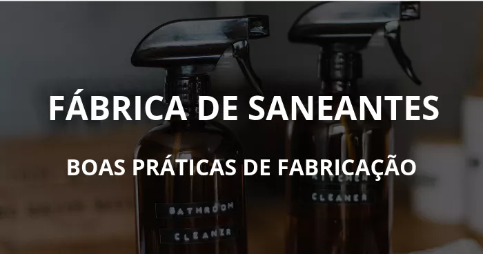 Banner com foto de fundo de dois sprays com produto de limpar banheiro e em frente está escrito "Fábrica de Saneantes, boas práticas de fabricação"