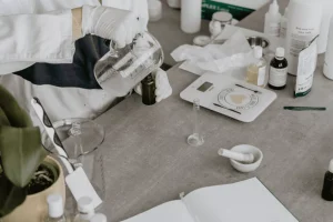 foto de um laboratório com cientistas realizando procedimentos com agentes quimicos