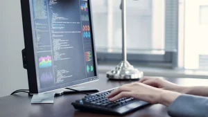 Pessoa programando em um computador