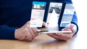 Pessoa mexendo em celular holográfico com 3 telas