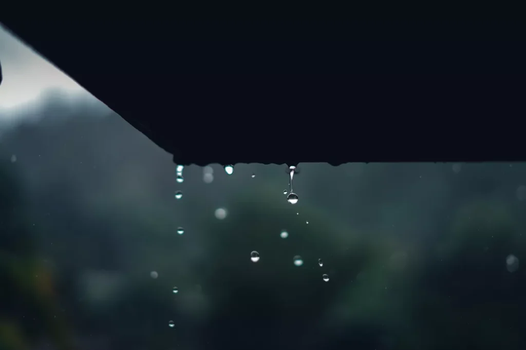 Gotas de chuva caindo de um teto